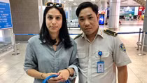 Du khách nhận lại tài sản 100 triệu bỏ quên tại Sân bay Cam Ranh 