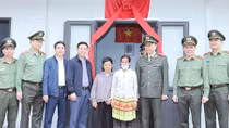 Những ngôi nhà nặng nghĩa tình nơi biên giới