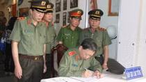 Đoàn Bộ Công an viếng nghĩa trang liệt sỹ An ninh Trung ương Cục miền Nam