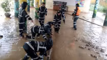 Cảnh sát cơ động dọn dẹp sau lũ giúp học sinh sớm trở lại trường