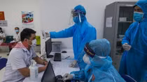 Việt Nam tiếp tục tiêm vaccine AstraZeneca phòng COVID-19