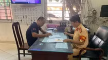 Phạt 2,5 triệu tước bằng 2 tháng tài xế không nhường đường xe chữa cháy
