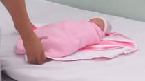 Bé gái sơ sinh chưa cắt rốn bị bỏ rơi trong túi du lịch