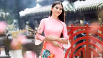 Hoa hậu Tiểu Vy đón xuân trong tà áo dài lấy cảm hứng từ phố cổ Hội An