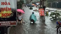 Hà Nội ngập sâu sau cơn mưa lớn, giao thông ùn tắc