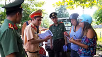 Tuổi trẻ Công an Hà Giang phát nước miễn phí cho người đi đường