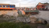 Đường sắt Bắc - Nam tê liệt sau sự cố lật tàu 2 người tử vong