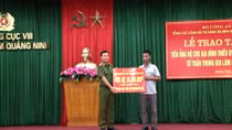 Trao hơn 200 triệu đồng cho gia đình Thiếu úy Công an hy sinh trong cơn lũ
