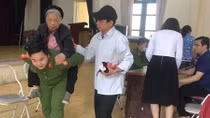 Xúc động hình ảnh Công an giúp người già làm CCCD