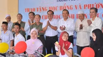 Phó Thủ tướng Trương Hòa Bình tặng xe đạp và trao học bổng cho học sinh nghèo hiếu học