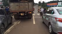 Một phụ nữ bị cán nát chân khi xe tải gây tai nạn liên hoàn