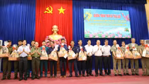 Phó Thủ tướng Thường trực Trương Hòa Bình trao quà Tết cho người nghèo