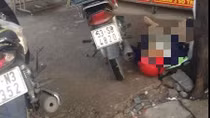 Người đàn ông đang dò vé số bỗng ôm ngực... tử vong