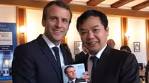 Tổng thống Pháp Macron trao bản quyền xuất bản sách bằng tiếng Việt