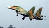 Khi đáp xuống mặt biển cả hai phi công còn thấy dù của nhau