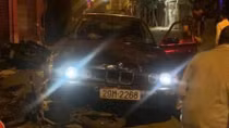 Tạm giữ lái xe BMW tông 5 người trên phố Mai Hắc Đế nhập viện