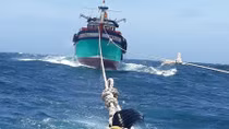 Cứu 8 ngư dân Bình Định gặp nạn về đảo Phú Quý