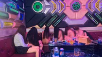 Nhiều tiếp viên thoát y tiếp khách trong quán karaoke
