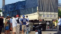 Tài xế ngủ gật, xe tải “ủi” vòng xoay tượng đài chiến thắng