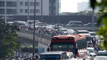 Sập dàn giáo trong hầm vượt sông Sài Gòn, giao thông ùn ứ nghiêm trọng