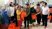 Chung tay chia sẻ khó khăn với đồng bào ngập lũ ở tỉnh Thừa Thiên Huế