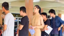 Hoa hậu chuyển giới Thái Lan đi khám nghĩa vụ quân sự