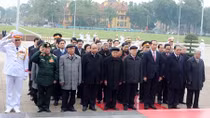 Lãnh đạo Đảng, Nhà nước và Bộ Công an vào Lăng viếng Chủ tịch Hồ Chí Minh
