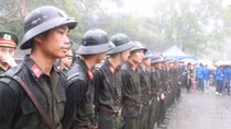 Hàng rào người dưới cơn mưa lớn ở Lễ hội Đền Hùng