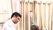 Quấn tóc vào máy làm sắt, nữ công nhân bị lột toàn bộ da đầu