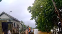 Ngâm mình trong nước, giúp dân thoát khỏi vùng ngập lụt