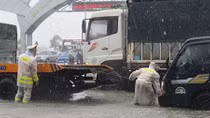 Công an TP Vinh dầm mình trong mưa rét giúp dân trên các tuyến đường ngập