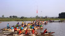 Hàng ngàn người cổ vũ lễ hội đua thuyền tặng heo