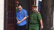 Chủ thầu xây dựng rủ phu hồ mua súng cướp tiệm vàng