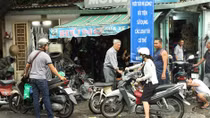 Tiệm sửa xe ở TPHCM đông kín người sau đêm mênh mông nước