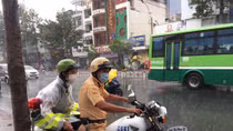 CSGT nhường áo mưa cho thí sinh khiến nhiều người cảm động