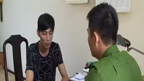Khách hát karaoke bị đâm chết vì tranh cãi gọi tiếp viên