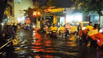Ngập kinh hoàng, giao thông hỗn loạn tại TPHCM