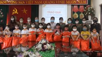 Trao quà, khẩu trang cho học sinh có hoàn cảnh khó khăn