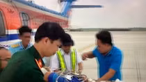 Đưa một chiến sĩ Trường Sa bị đa chấn thương về đất liền điều trị