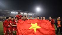 Trên đỉnh vinh quang, nhìn lại để bay cao hơn