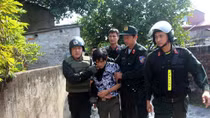 Ngáo đá cầm dao truy đuổi mẹ đẻ rồi ôm bé gái 3 tuổi cố thủ