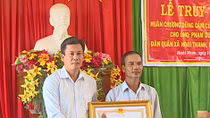Truy tặng Huân chương Dũng cảm cho một dân quân ở Bình Định