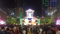 Hàng ngàn người chen chân thưởng thức đường hoa Nguyễn Huệ 