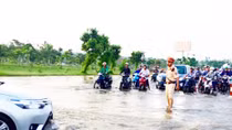 Đê bao vỡ trận, Công an Cần Thơ giúp dân chống triều cường