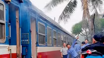Chập điện, tàu khách phát hoả khi đang dừng trong ga