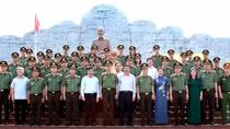 Dâng hoa Chủ tịch Hồ Chí Minh tại Khu lưu niệm Sáu điều Bác Hồ dạy CAND