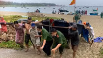 Công an Đà Nẵng giúp dân chống bão số 5
