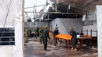 Lực lượng Công an giúp dân khắc phục hậu quả bão số 10