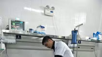 Giám đốc bệnh viện kêu gọi nhân viên hiến máu cứu bệnh nhân đang mổ