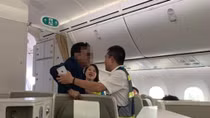 Khách thương gia say xỉn, nghi quấy rối cô gái trẻ trên máy bay